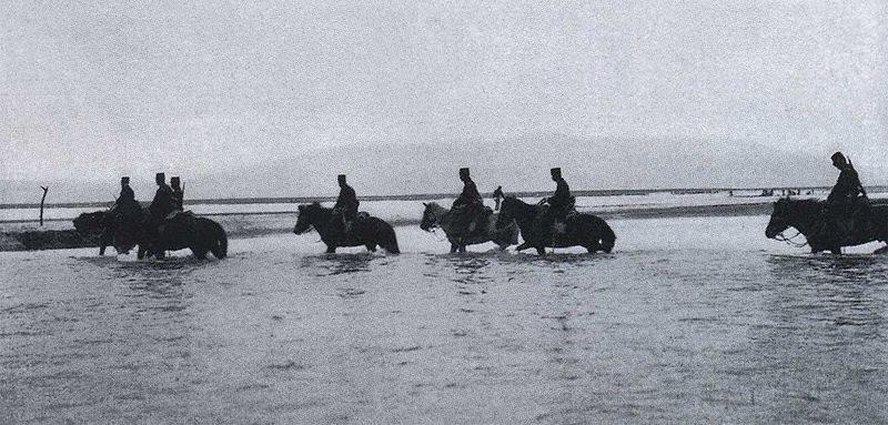 File:Japanese cavalries Crossing the Yalu River 2.jpg