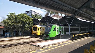 Kereta api Prambanan Ekspres dan Solo Ekspres saat berhenti di Stasiun Yogyakarta