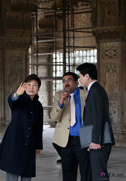 File:KOCIS Korea President Park RedFort 21 (12166536496).jpg