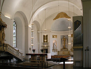 Koret sett från norra korsarmen som sedan restaureringen 1965–1967 är framflyttat (jämför med bilden till vänster där bara ett fönsterpar finns framför altaret).