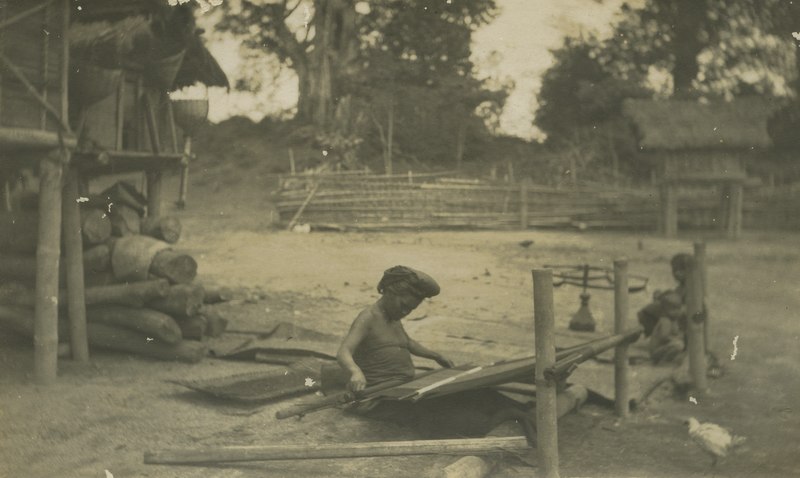 Karo-Batak vrouw aan het weefgetouw op de Oostkust van Sumatra, KITLV 140309