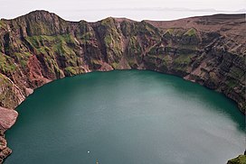 Lago del cráter de la isla Kasatochi, 14 de agosto de 2004.jpg