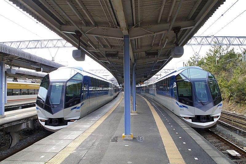 File:Kintetsu Limited Express trains at Kashikojima Station 2015-02-27 (16669627282).jpg