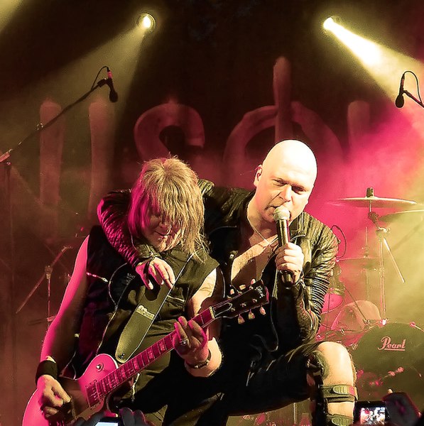 File:Kiske & Hansen live.jpg