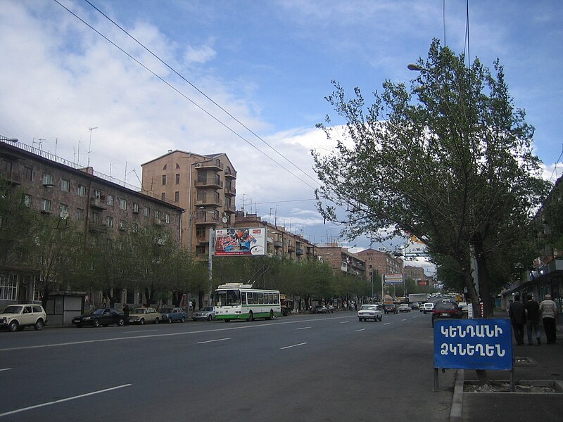 File:Komitas street in Arabkir district of Yerevan.jpg