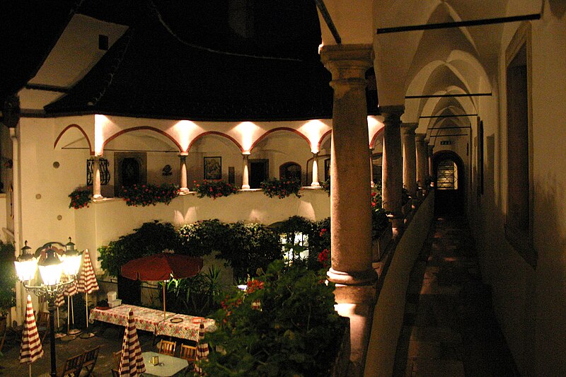 File:Krems-Alte Post-08-Innenhof nachts-2006-gje.jpg