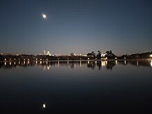 Le lac et au fond le centre de Madrid