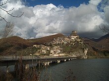 Castel di Tora con il ponte della strada provinciale Turanense