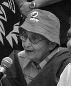 Lakshmi Sahgal recibió el mandato de establecer un regimiento de mujeres, que se llamaría el regimiento Rani de Jhansi.  El regimiento Jhansi se convirtió en el Regimiento de Mujeres del Ejército Nacional Indio.