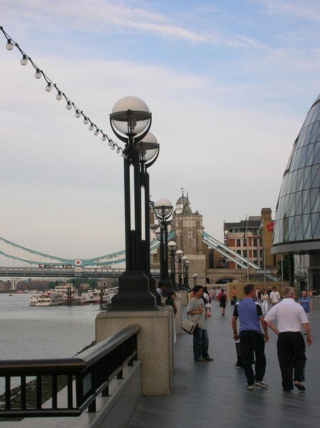 File:Lampposts outside City Hall, Queen's Walk SE1 - geograph.org.uk - 1294334.jpg