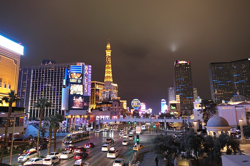 File:Las Vegas by night 2019 - 46671323131.jpg