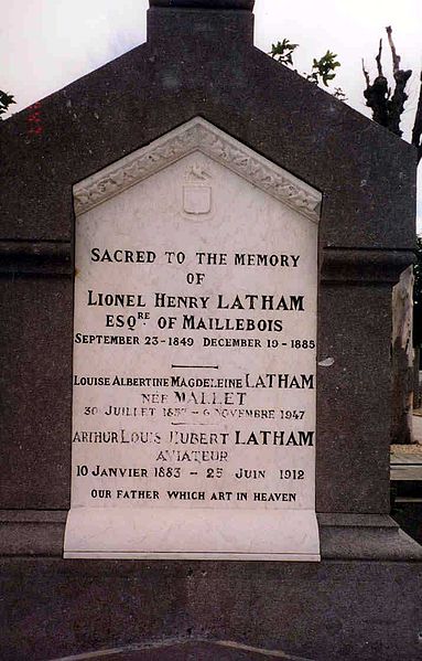 File:Latham's gravesite, along with his father and mother, in Le Havre, France.jpg