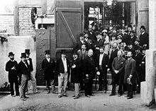 12 сентября 1891 г., Эмиль Ратенау (1 ряд, 6-й слева) в окружении других авторитетных лиц во время визита на первую электростанцию трёхфазного тока в Лауффене на Некаре, которая была создана для Международной электротехнической выставки
