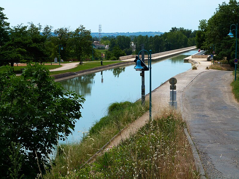 File:Le canal de Garonne (Agen).jpg