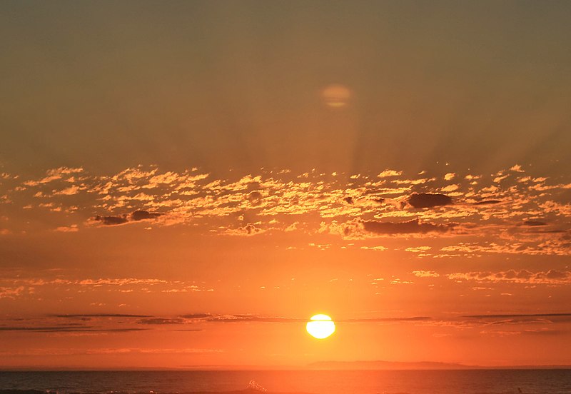 File:Lens flare and crepuscula rays.jpg