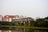 車站入境方向行人天橋以及位於車站建築後方的深圳羅湖口岸（2013年12月）