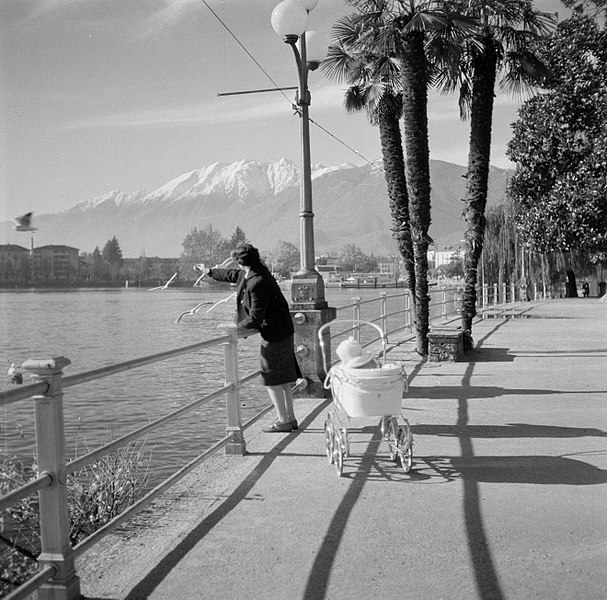 File:Locarno Boulevard met kindje en vrouw die de meeuwen voert, Bestanddeelnr 254-4777.jpg