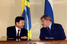 Thaksin in a meeting with the President of Brazil, Lula da Silva, 2004 LulaShinawatra.jpg