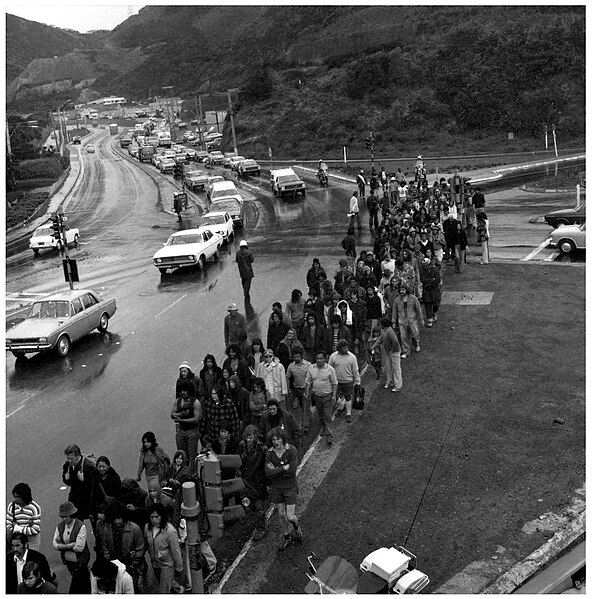 The intersection of SH1 and SH2 at the foot of the Gorge, 13 October 1975. Māori land march