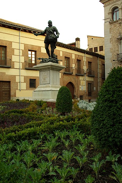 File:MADRID A.V.U. PLAZA DE LA VILLA JARDIN (CON COMENTARIOS) - panoramio (4).jpg