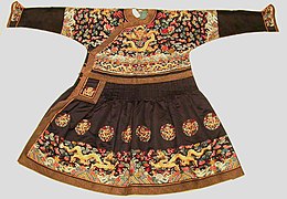 Qing dynasty chaofu, second half of the 19th century. It features a fully pleated skirt.[13]