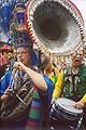 Koschtümyrtè Sousaphon-Spiller wôrend èm Mardi Gras z New Orleans