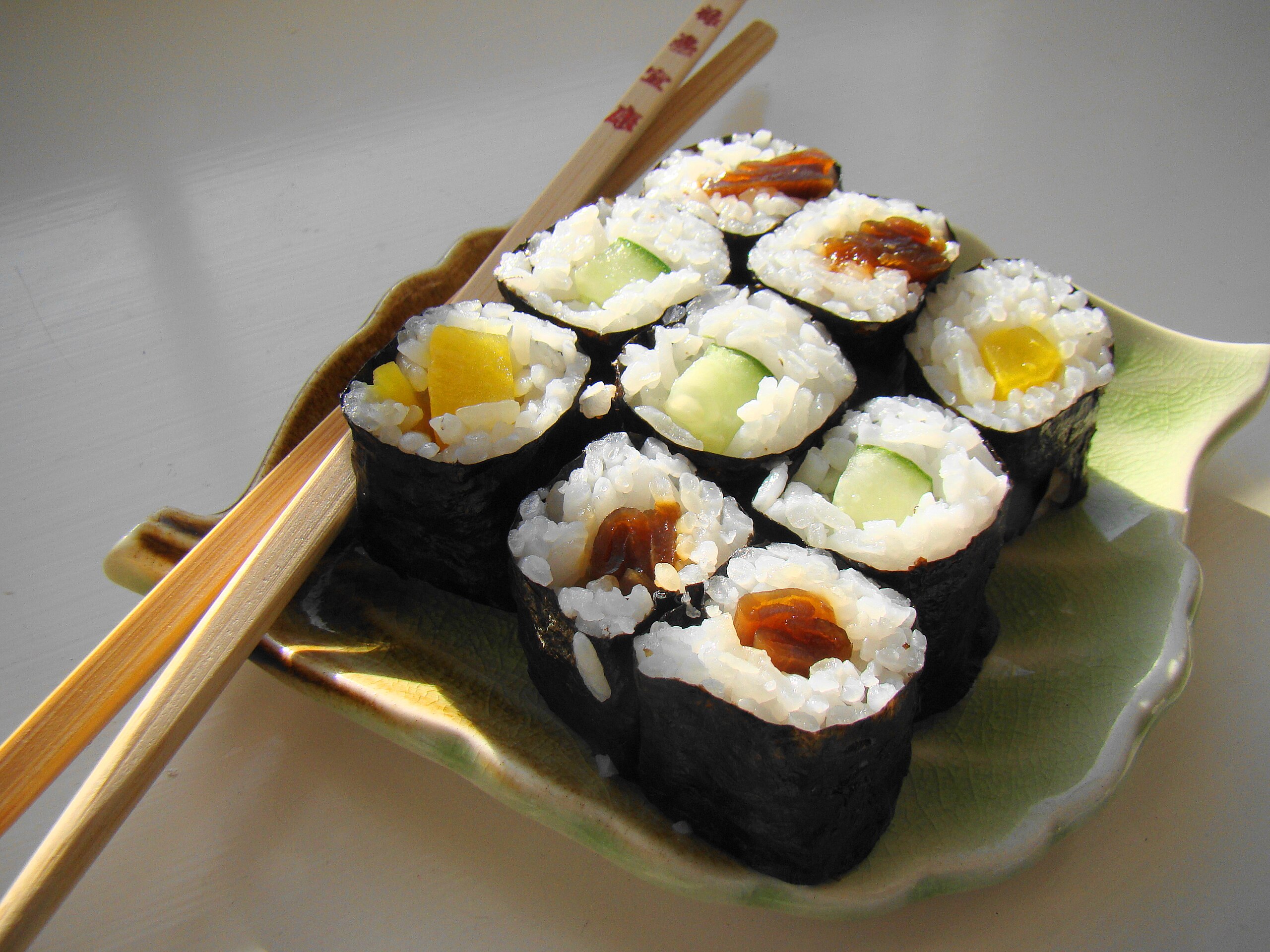 File:Maki Sushi on green leaf plate.jpg - Wikipedia