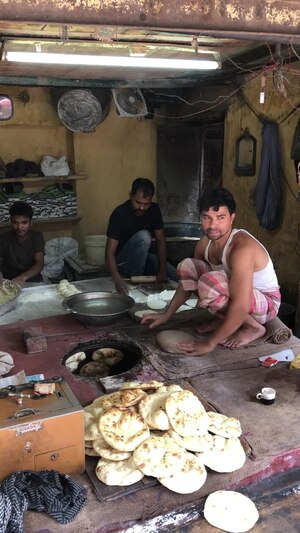 Making Khameeri Roti in Tandoor in Turkman Gate Old Delhi.webm