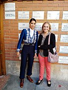 María del Carmen Zaldívar Melero "Carmela" en la Plaza de toros de Zaragoza con la rejoneadora francesa Lea Vicens.jpg