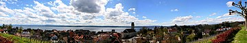 Katholische Stadtkirche in der Oberstadt mit Bodensee, von der Friedrichshöhe aus aufgenommen