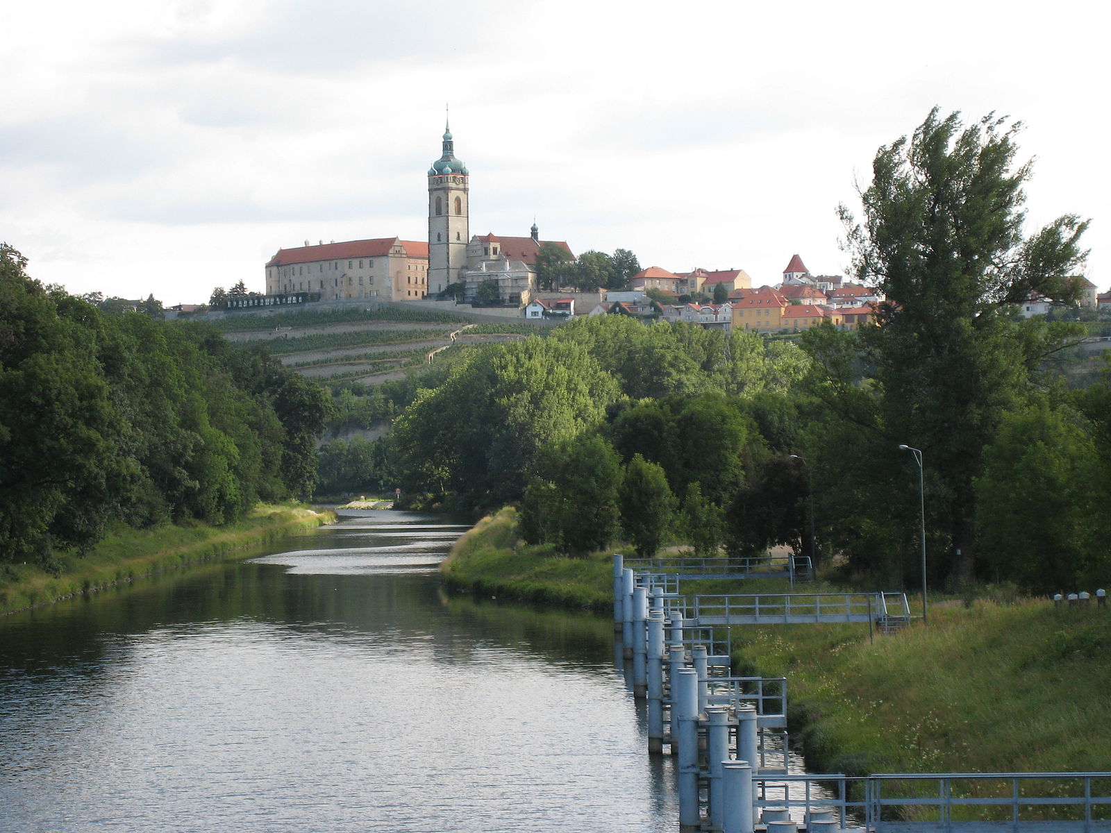 Республики 104. Река Молдау. Влтава РАН. Канал у города Мнелник в Чехии. The largest Rivers are the Vltava and the Elbe.