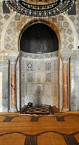 Mihrab, Kairuango Meskita Nagusian, Kairuan (Tunisia). Nitxo huts bat da, alboetan zutabeak dituena.