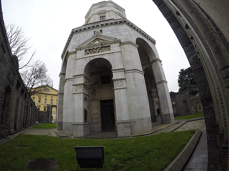 File:Milano - Tempio della Vittoria - Sacrario dei Caduti - panoramio (1).jpg