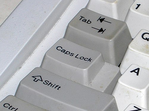 Клавиша ⇪ Caps Lock на клавиатуре IBM Model M со «ступенькой»