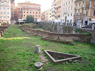 La curva dell'arena gladiatoria; in primo piano lo spazio di una fontana.