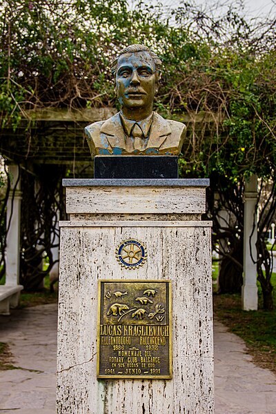 File:Monumento Lucas Kraglievich.jpg