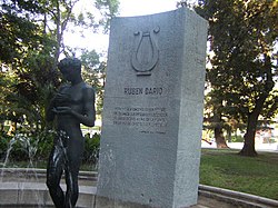 Памятник Рубена Дарио в парке Форесталь в Сантьяго