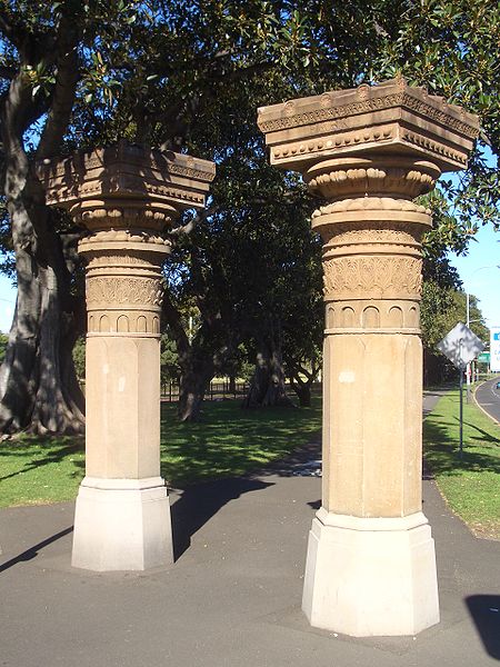 File:Moore Park Gates Anzac Parade.JPG