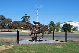 Статуя скаковой лошади, построенная из металлолома местным художником Эндрю Уайтхедом