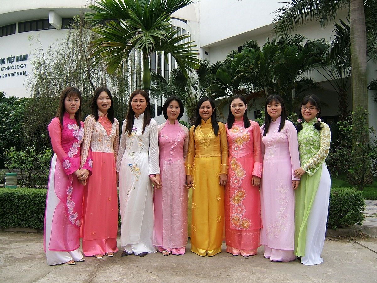 File:Vietnamese girl wearing ao dai 3.jpg - Wikipedia