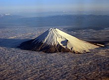 El monte Fuji sobresaliendo de un mar de nubes y el cráter Hei-zan muy visible sobre el flanco sudeste.