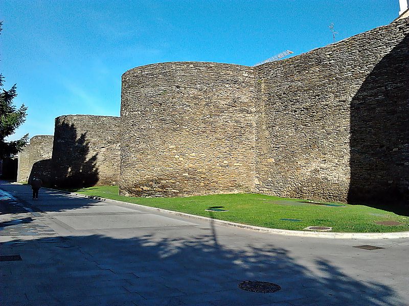 File:Muralla Romana de Lugo 2012 (1).jpg