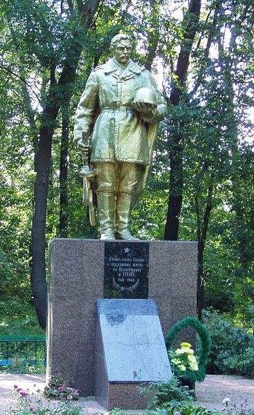 File:Myrne-War memorial.jpg