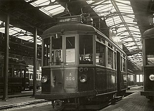 Interieur van de tramremise op het Soendaplein, met een beschadigde tramwagen, 1932