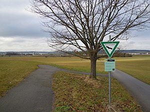 NSG Krebsbachaue, in der Bildmitte der Damm der Bundesautobahn 81, im Hintergrund sieht man Gärtringen.