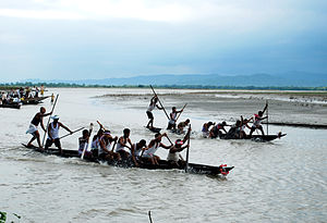 Lumba bot Naokhel di Sualkuchi sungai Brahmaputra.