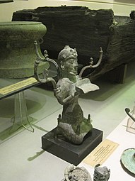 Pied de lampe en forme d'homme agenouillé. Bronze, Đông Sơn. MNH Vietnam
