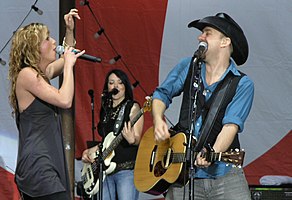 Nettles and Bush of Sugarland at 2007 MyCoke Fest in Atlanta.JPG