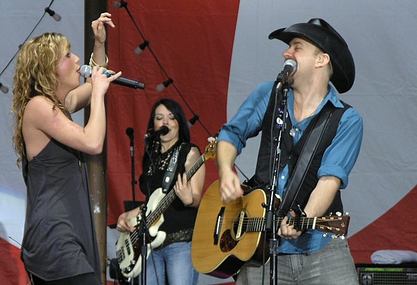 Bush performing alongside Jennifer Nettles (left) in 2007