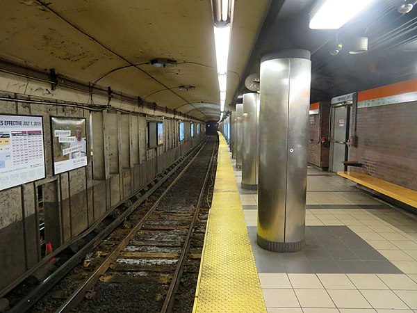 The northbound Orange Line platform in 2019, before cosmetic work